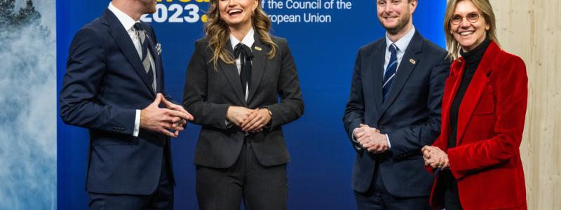 Claudio Bresciani / TT: Den franska energiministern Agnès Pannier-Runacher (t h) har bjudit in Sverige och tiotalet andra EU-länder till ett sidomöte i en kärnkraftsallians under det informella mötet för EU:s energi- och transportministrar i Arlanda stad. Värdarna för ministermötet, infrastrukturminister Andreas Carlson (KD) och energi- och näringsminister Ebba Busch (KD), hälsar sina franska kollegor Pannier- Runacher och Clément Beaune välkomna.