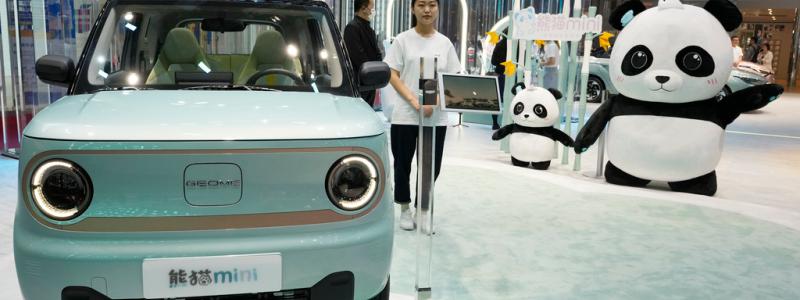 Ng Han Guan/AP/TT: Den nya elbilsmodellen Panda Mini från Geely, ägare till Volvo, presenteras på bilmässan i Shanghai.
