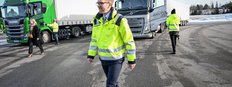 Fredrik Sandberg / TT: Infrastrukturminister Andreas Carlsson svarar på kritiken mot den minskade reduktionsplikten. Arkivbild.