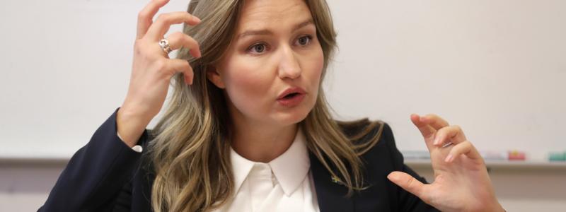 Mats Andersson/TT: Energi- och näringsminister Ebba Bush (KD) talar om vikten av gröna industrisatsningar vid ett besök på SCA i Östrand i Sundsvall.