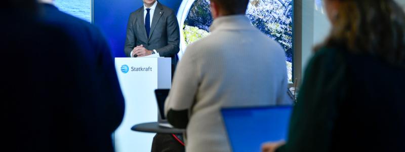 Rodrigo Freitas/NTB/TT: Energiminister Terje Aasland välkomnar beskedet. Bild från måndagens presskonferens.