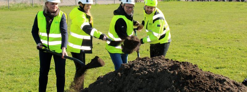 Det första spadtaget togs av Pernilla Anderberg, stadsdirektör i Landskrona stad, Emilie Condrup, vd på Akea, samt Johan Holmstedt, vd, och Andreas Rosén, projektledare, från Landskrona Energi. Pressbild: Landskrona Energi