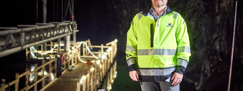 Magnus Eriksson, vice vd för Mälarenergi AB, i bergrummet som nu konverterats till ett gigantiskt energilager för värme.  Foto: Pia Nordlander