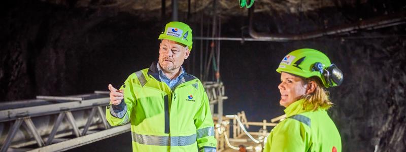 Magnus Eriksson, affärsområdeschef för Värme inom Mälarenergi tillsammans med Lisa Granström, strategichef samt biträdande affärsområdeschef för Värme. Foto: Mälarenergi