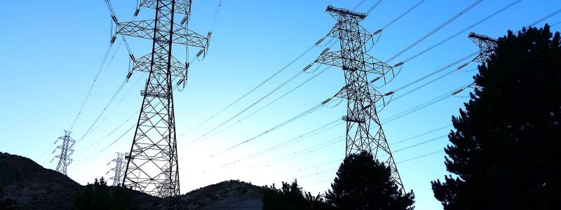 Då allt fler installerar solpaneler måste elnätet klara av att ta hand om all den el de producerar också under sommarens allra soligaste dagar. Foto: Wikipedia Common, kredit: Varistor60