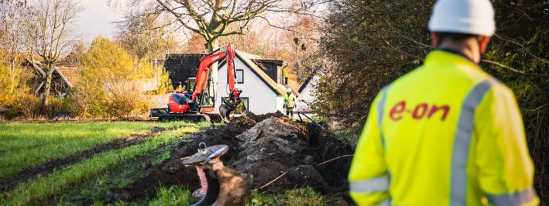 Elnätsutbyggnaden skapar även arbetstillfällen, både direkt genom byggnation och underhåll och indirekt genom att ge nya företag och innovationer tillgång till en pålitlig energiförsörjning. Foto: Christian Andersson