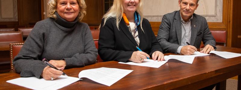 Jonna Lindman, kommunstyrelsens ordförande, Malin Wallenberg, vd för Mälarenergi Elnät och Anders Neuman, kommundirektör, signerar markaffären. Ett viktigt steg på vägen mot en ny mottagningsstation i Arboga. Pressbild: Mälarenergi