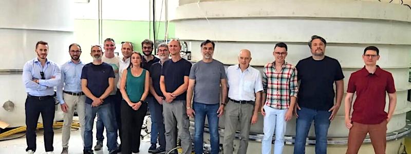 Experter från Fusion for Energy, SIMIC, Criotec och ITER-organisationen samlades för första gången hos Criotec i Italien i juni 2025 för att genomföra heta heliumläcktester på divertorns kassettmoduler. Nyligen klarade man ett avgörande täthetsprov med helium. Foto: SIMIC-CNIM