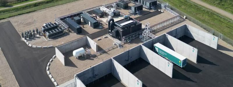 Företaget European Energy har inlett vätgasproduktion vid den utbyggda Power-to-X-anläggningen i Måde i Danmark efter att ha ökat elektrolyskapaciteten. Bolaget uppger att uppgraderingen till 8,1 megawatt följer efter installation och driftsättning av en ytterligare enhet. Bild. European Energy
