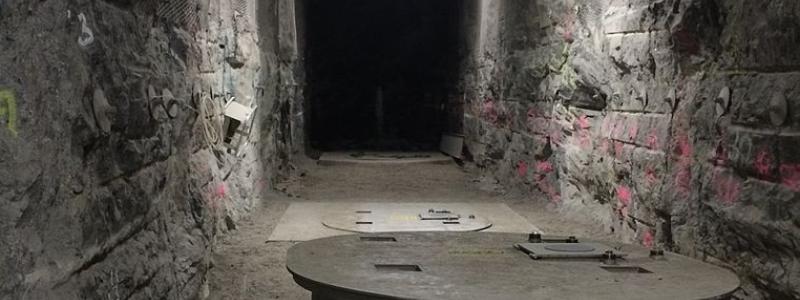 Under den pågående testdriften kommer fyra kapslar att placeras i åtta meter djupa hål i en 70 meter lång slutförvaringstunnel. Tunneln kommer därefter att fyllas med bentonitlera och förseglas med en betongplugg. Testet inkluderar även ett moment där en skadad kapsel ska återtas till markytan. Foto: Wikipedia Common, kredit: Kallerna