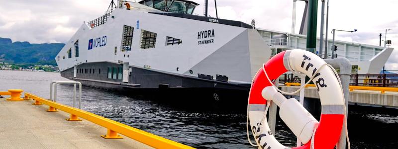 MF Hydra, världens första färja med vätgasbränsleceller, vid kaj i Norge.
Bildkälla: Norled MF