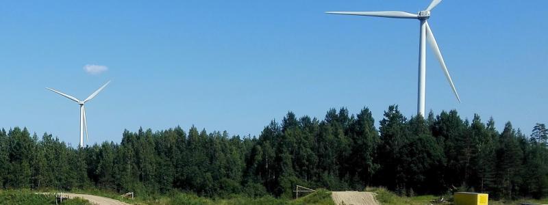 Vindkraftverken i Villmanstrand, nära ryska gränsen, testas som plattformar för radar och sensorer inom EU:s planerade drönarförsvar längs östgränsen. Foto: Wikipedia Commons Lic. Kredit: Intomies