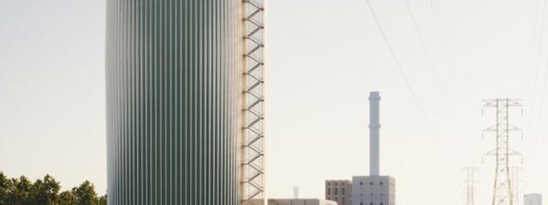Illustration av den planerade ackumulatortanken i Norra hamnen i Malmö. Anläggningen fungerar som ett energilager för fjärrvärme och ska bidra till ett mer flexibelt och robust energisystem. Illustration: Liljewall arkitekter
