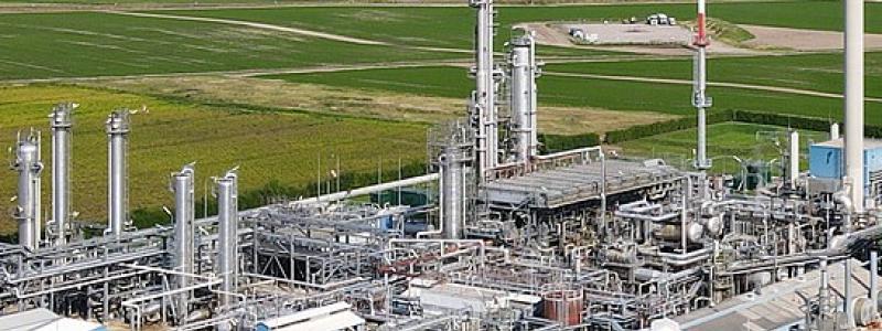 Symbolbild: Anläggning för bearbetning för naturgas. Foto: Wikipedia Common, kredit:C.Stadler/Bwag