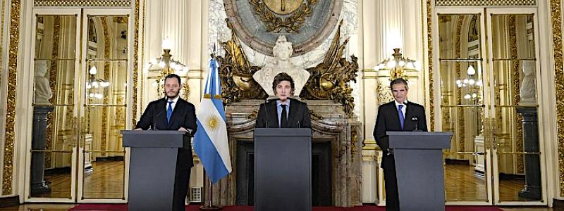 President Milei i mitten, IAEA:s generaldirektör till höger och Demian Reidel till vänster. Foto: Argentinas presidentkansli
