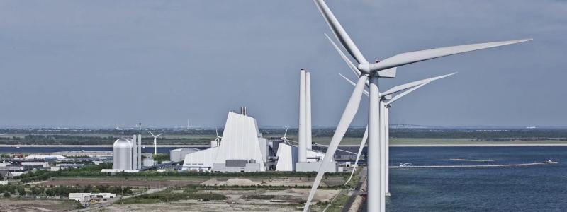 Ørsteds och Danmarks första storskaliga CCS-projekt, Avedøre kraftverk. Byggandet av två anläggningar för koldioxidinfångning (CCS) vid kraftvärmeverken Asnæs i Kalundborg och Avedøre i Storköpenhamn fortskrider. Anläggningarna ska fånga in koldioxidutsläpp från förbränning av träflis respektive halm och markerar starten på Danmarks första fullskaliga CCS-projekt. Från och med början av 2026 väntas anläggningarna tillsammans kunna fånga in 430 000 ton biogen koldioxid per år. Eftersom koldioxiden kommer från förnybara källor innebär detta att växthusgaser faktiskt tas bort från atmosfären, vilket ger ett tydligt bidrag till Danmarks klimatmål för 2025 och 2030. Foto: Ørsted