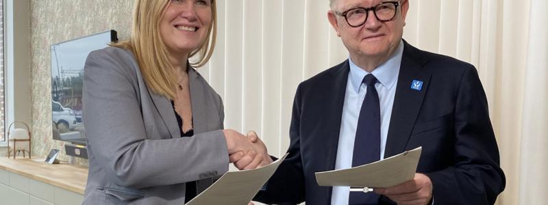 Annsofie Thuresson, kommunstyrelsens ordförande och Göran Engberg, vd för Nordic Nuclear Energy AB. Pressbild: Kävlinge kommun