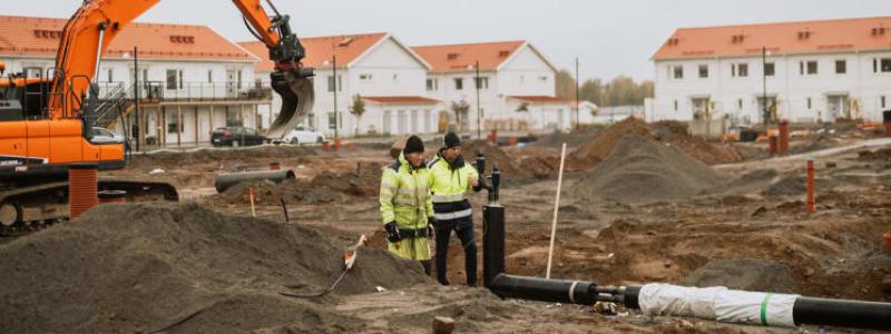 Arbete vid nya bostadsområdet Prästgårdsgärde i Falköping som blivit inkopplat på fjärrvärmen och beräknas vara klart för inflyttning under 2023. Foto: Finemanget.