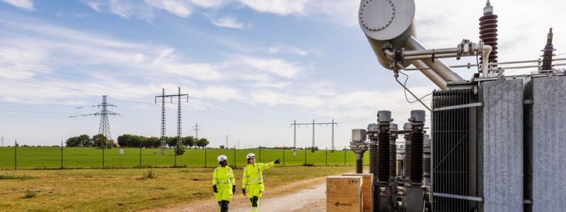 Den nya stationen i Törestorp tredubblar kapaciteten i området. Den byggs med klimatförbättrad betong, där cement delvis ersätts med alternativa bindemedel som flygaska och slagg. Alla ingående komponenter ska vara fria från isoleringsgasen SF6, som har 23 500 gånger större miljöpåverkan än koldioxid. Foto: Christian Andersson, Apelöga