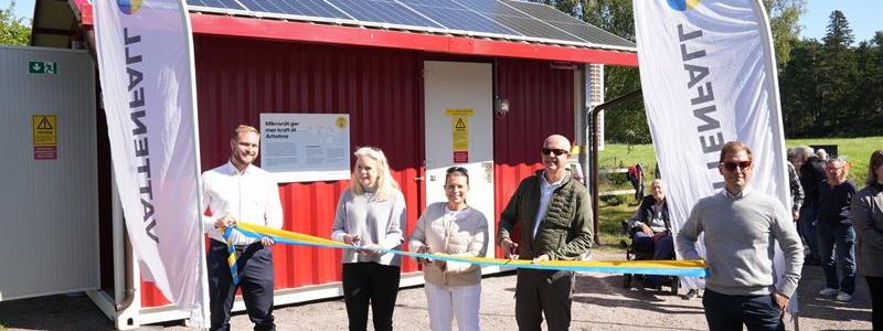 Emil Backlund, projektledare Network Solutions, Ingela Hålling, affärschef Network Solutions, Annika Viklund, Vd Vattenfall Eldistribution, Roland Brodin (M), förste vice ordförande i kommunstyrelsen i Norrtälje kommun samt Niklas Sjöberg, projektledare Vattenfall Eldistribution, inviger mikronät Arholma. Foto: Vattenfall