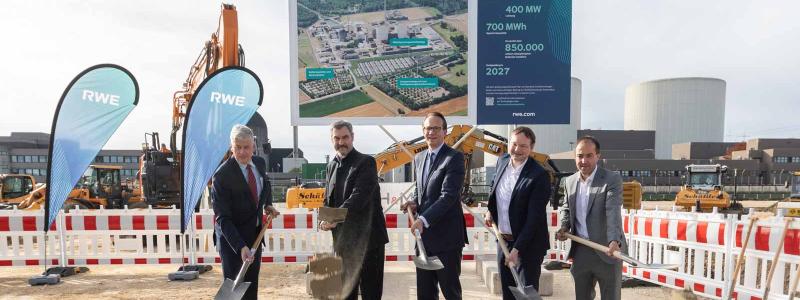 Ceremoni vid byggstarten av RWEs nya batterilager i Gundremmingen, där även Bayerns ministerpresident Markus Söder, andra från vänster, deltog. Foto: RWE