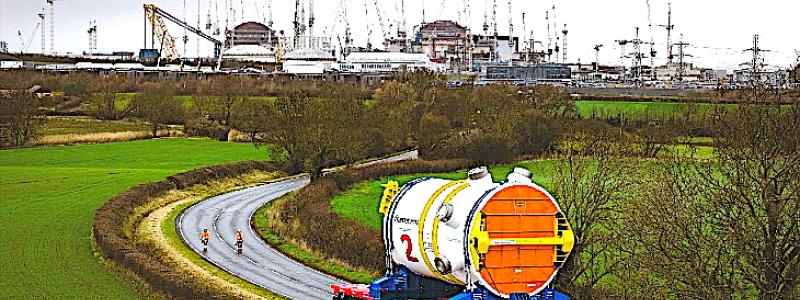 Den andra reaktortanken till kärnkraftverket Hinkley Point C anländer till byggplatsen efter transport från Frankrike via sjö, flod och väg. Foto: EDF Energy