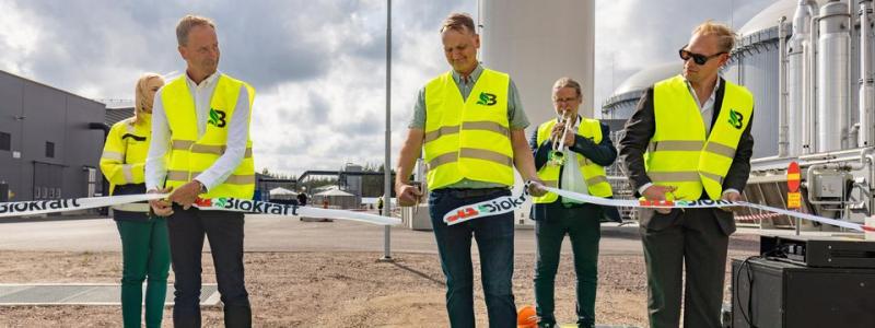Bandklippning och invigning av St1 Biokraft Mönsterås. Bandet klipptes av Allan Widman, Landshövding Kalmar Län, Lasse Andersson, ordförande Mönsterås Biogas AB och Miika Johansson, VD St1 Biokraft Liza Simonsson St1 Biokraft