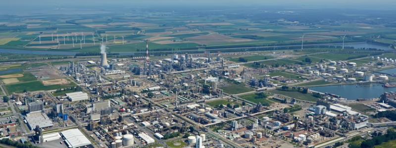 Flygbild över BASF:s stora kemikomplex i Antwerpen där ett CCS- och blått vätgasprojekt, Kairos@C, planeras. Foto: BASF
