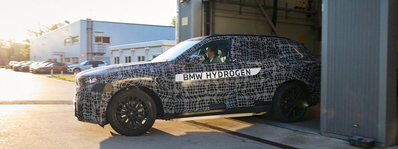 I dag är BMW den enda tyska biltillverkaren som fortfarande bedriver omfattande forskning och utveckling kring bränslecellsbilar. Tidigare satsningar från aktörer som Daimler, Stellantis och Honda har antingen lagts ned eller kraftigt reducerats. På marknaden finns i nuläget endast ett fåtal modeller att köpa, där Toyota Mirai är den mest etablerade. Hyundai Nexo väntas få en efterföljare under de kommande åren. Foto: BMW