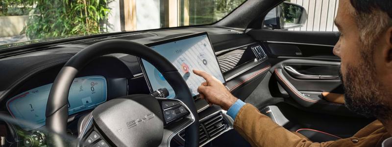 Seal modellens instrumentbräda. Om vägtesterna fortsätter enligt plan med BYD:s SEAL-modell, kommer den att bli den första elbilen med fastfasbatteri som når marknaden i serieproduktion. Foto: BYD.