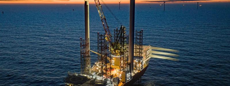 Cadelers fartyg kan transportera och installera sju kompletta vindturbinset på femton megawatt per last och har även kapacitet att installera fundament. Foto: Cadeler