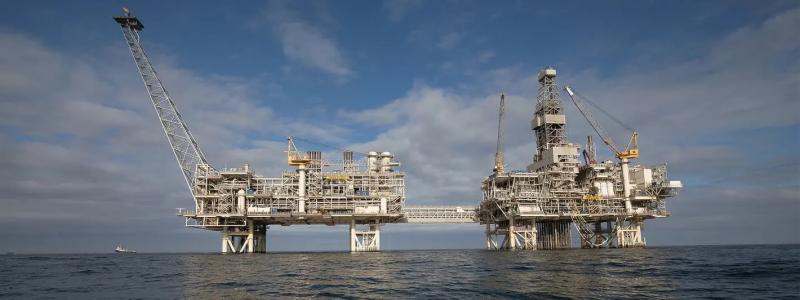 Oljeplattformar i Kaspiska havet. Avyttringarna av tillgångarna i Azerbajdzjan och Nigeria är en del av Equinors strategi att optimera olje- och gasportföljen. Foto: Equinor