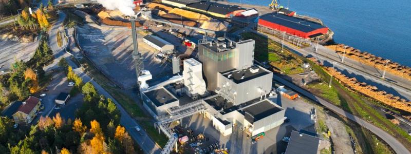 Drönarbild över Övik Energis kraftvärmeverk på Hörneborg hösten 2024. Foto: Övik Energi.