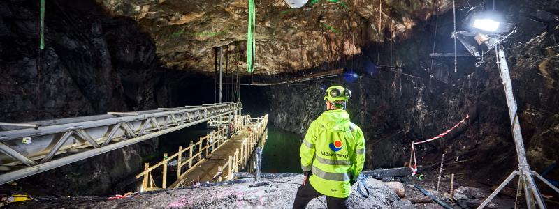 Ett gammalt oljelager från kalla kriget görs om till ett gigantiskt energilager för fjärrvärme. Internationell media, däribland BBC och nyhetsbyrån AFP, har bevakat hållbarhetssatsningen – som tas i drift under 2024. Foto: Mälarenergi