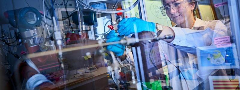 Forskarna har tagit fram en ny metod för att studera vad det är som påverkar bränslecellens åldrande genom att följa en specifik partikel i bränslecellen under användning. Fotograf: Chalmers tekniska högskola, Henrik Sandsjö