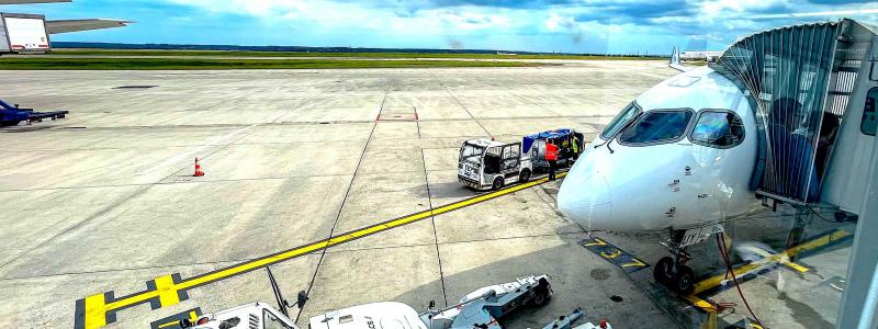 Tankning vid Charles de Gaulles flygplats i Paris. Flygbolag varnar för ökade kostnader när EU:s krav på syntetiskt flygbränsle närmar sig. Foto: Wikipedia Commons Lic. Kredit: Mike Peel.