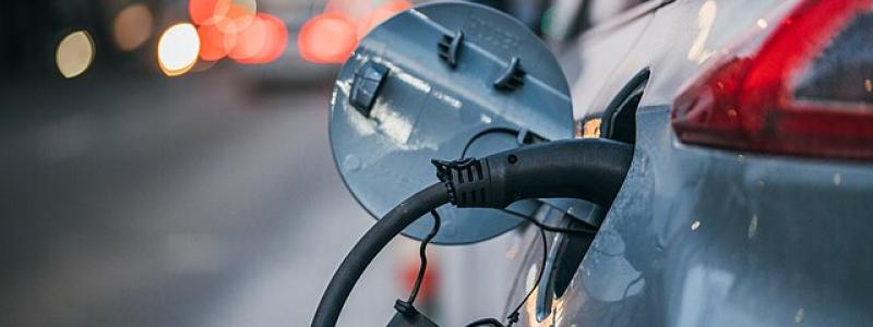 Sen långsamma elektrifiering inom transportsektorn förväntas öka användningen av fossilt bränsle. Foto: Ivan Radic/Wikimedia Commons