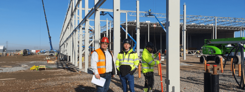 Advens Antonio Stanciu och Logicenters Johan Bäcklund ser fram emot tillskottet av fossilfri värme i Kronoslätt, en utbyggnad som kan komma fler tillgodo. Foto: Adven.