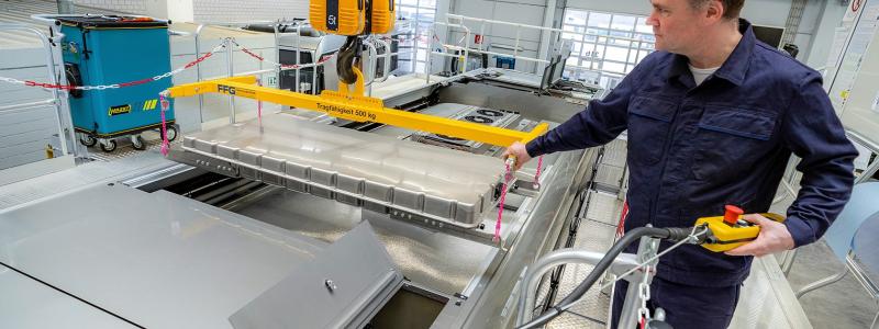 Tillverkning vid polska batteriföretaget BMZ. Foto: Daimler Buses