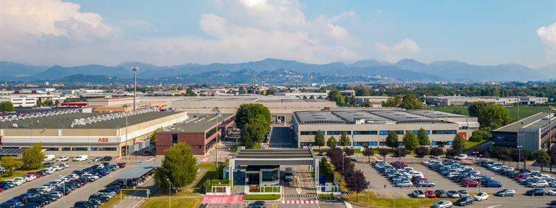 En central del av satsningen är en ny anläggning i Dalmine i Italien där ABB investerar omkring 100 miljoner dollar för att öka produktionen av luftisolerade och SF₆-fria ställverk och brytare. Pressbild: ABB