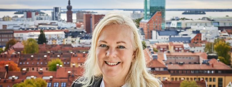 "Vår nya mottagningsstation på Finnslätten ger Västerås förutsättningar för ett effektuttag som är 30 % högre än i dag", säger Malin Wallenberg, vd för Mälarenergi Elnät. Pressbild: Mälarenergi