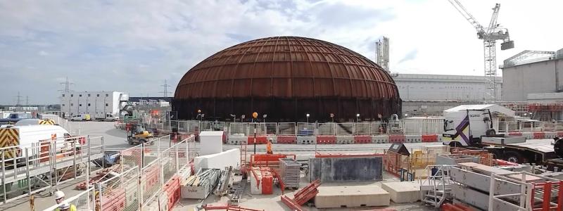 Vid det brittiska kärnkraftsbygget Hinkley Point C gjordes nästa stora ingenjörsbragd när "Big Carl", en jättekran, placerade den 245 ton tunga stålkupolen på den första reaktorbyggnaden. Den 50 meter höga turbinhallen kommer att hysa världens största Arabelle-turbin. Arbetet med att installera milslånga kablar, rör och utrustning är också i full gång. Foto: Hinkley Point Nuclear Project.