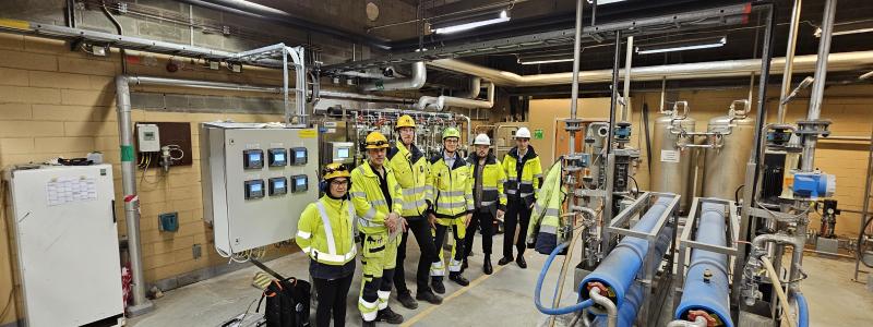 Att installera ett nytt automatiskt system för mätning av vatten- och ångcykeln på Umeå Energis kraftvärmeverk Dåva 1 var ett grupparbete. På bilden (från vänster): My Burman, Mikael Lundgren och Måns Kjellander från Umeå Energi, Dirk Nyrnberg, Oleinitec och Niklas Åkerström och Daniel Donnevi, MANA Projektbyrå.

Foto: Kevin Larsson/Oleinitec Nordic AB