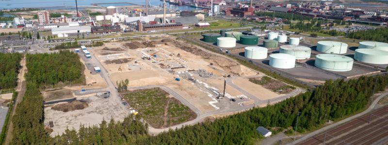 Kelibers litiumraffinaderi kommer att ligga i Karlebys industripark, nära Karlebys hamn, ett industri- och logistiknav i världsklass som är strategiskt positionerat för att försörja den växande europeiska batterisektorn. När det väl är i drift förväntas raffinaderiet producera uppskattningsvis 15 000 ton litiumhydroxidmonohydrat årligen. Foto: Keliber