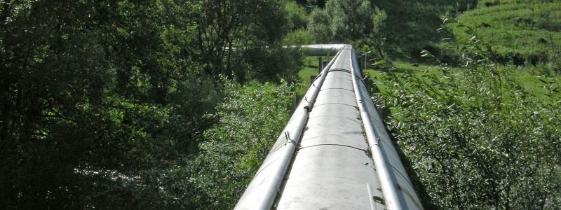 En del av Druschba-pipeline i Ukraina. Gasledningen har byggts över floden Strypa vid utkanten av Lischantsi i Butjatj-distriktet, Ternopil-regionen. "Yazlovetska Dibrova nr 2" i skogsområdet "Yazlovets", som är en naturarvsplats i Ukraina. Foto: Wikipedia Common. Kredit: Mykola Vasylechko