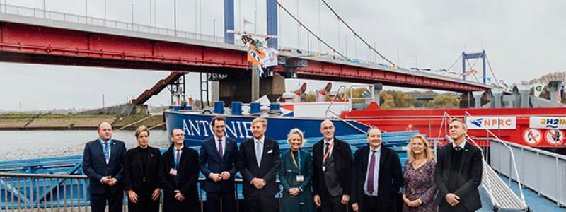 Nederländska kungen (femte från vänster) bekantar sig med ett nytt stort vätgasprojekt i tyska Duisburgs hamn. Foto:PR: Condor H2 | Port of Rotterdam