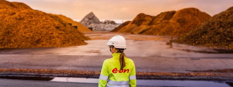 E.ONs klimatpåverkande utsläpp i Norden har minskat med cirka 38 procent sedan 2021, främst genom en omfattande utfasning av fossila bränslen i fjärrvärmeproduktionen. Samtidigt pekar företaget på att plast i avfallet nu växer fram som den största kvarvarande utsläppskällan inom energiåtervinning och efterlyser ökad återvinning, tydligare styrmedel och satsningar på koldioxidinfångning (CCS). Foto: Christian Andersson, Apelöga
