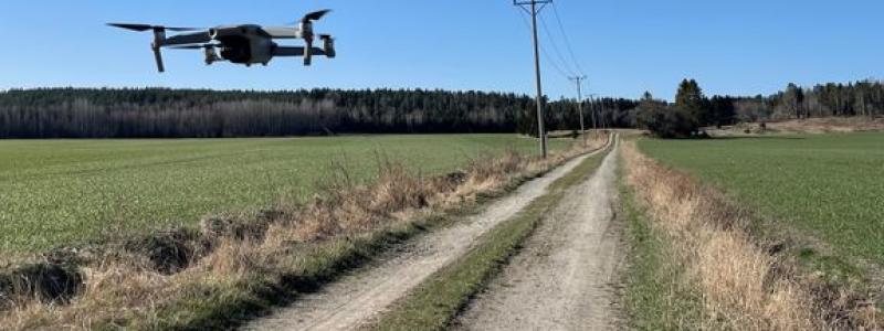 E.ONs 24 000 kilometer långa högspänningsnät ska framledes besiktas av drönare istället för helikoptrar. Tester visar att drönare minskar antalet strömavbrott samtidigt som flygningarna spar på miljö och djurliv. Foto: Lena Berglund, E.ON