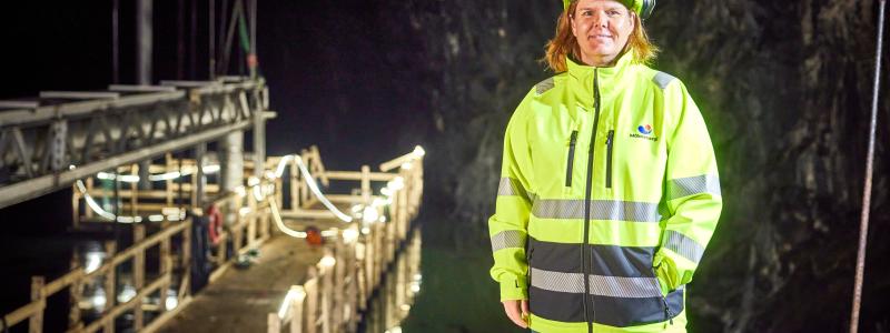 Lisa Granström i bergrummet, i ett av de tre skepp som det inte längre går att komma in i. Det är nu förslutet och fyllt med 100 000 kubikmeter 95-gradigt vatten. Pressbild: Mälarenergi