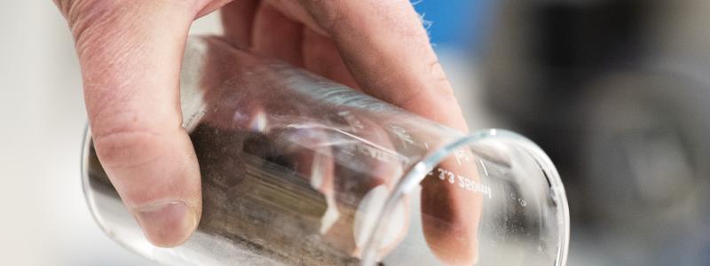 Bottenaska efter förbränning av briketter tillverkade av avloppsslam och torrt strå. Foto: Luleå tekniska universitet